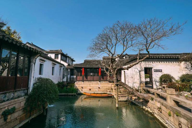 女子旅游时在车上睡着被叫醒称不尊重导游，你能接受导游的做法吗？